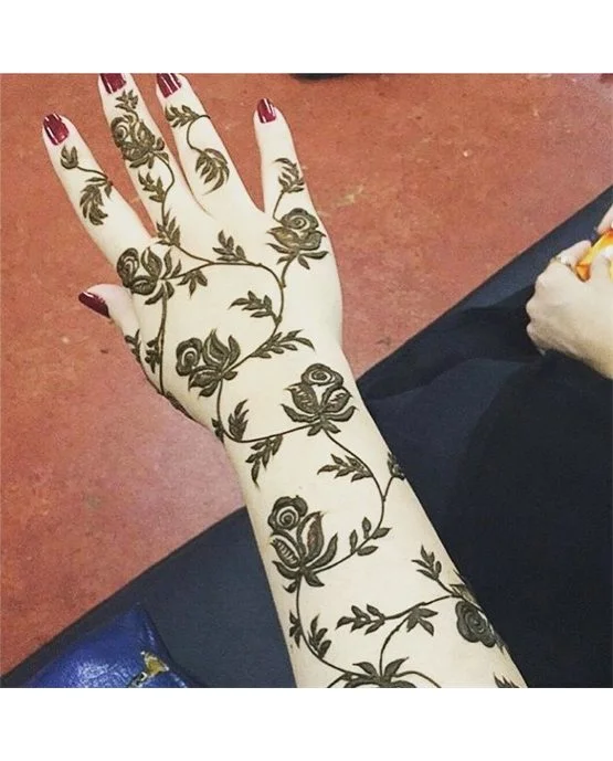 Curvy Geometric With Frame Along Back Hand Mehndi Design Curvy Geometric With Frame Along Back Hand Mehndi Design